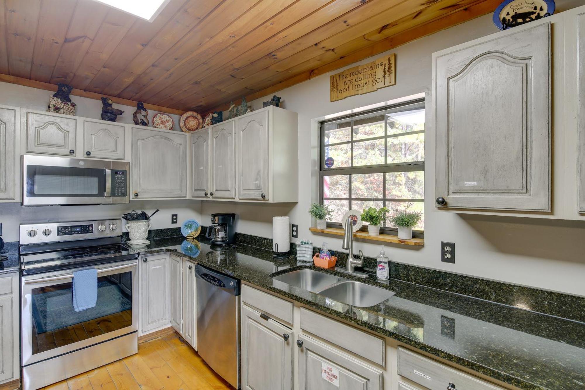 Above And Beyond Pigeon Forge Cabin With Prime Views! 외부 사진